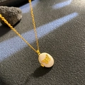 Elegantes Goldmedaillon mit Schmetterling und weißem Harz an einer feinen Goldkette - Weiße Basis Schmetterling Ovaler Stil