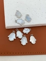 Macro-opname van zilveren Hamsa-hangers met wit parelmoer inleg voor DIY-sieraden - Hand van Fatima Stijl (5840107383779) / Hanger 05 - Platinakleur
