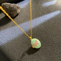 Medaillon-Halskette mit mintgrünem Email und lila Schmetterling an Goldkette - Grüne Basis Schmetterling Ovaler Stil