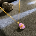 Goldkette mit lila ovalem Medaillon und goldenem Schmetterlingsmotiv auf Stein - Violette Basis Schmetterling Ovaler Stil