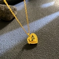 Goldene Herz-Medaillon-Halskette mit schwarzem Bienenrelief und 'MINE' Gravur - Dunkelblaue Biene Herz Stil