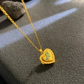 Goldene Herz-Medaillon-Halskette mit blauem Bienendesign und MINE-Gravuranhänger - Blaue Biene Herz Stil