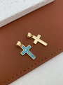 Minimalistische gouden en blauwe emaille kruis hangers op getextureerd leder - Middelblauwe Kruishanger zonder Ketting