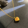 Goldenes Herz Medaillon Halskette mit roter Biene und seitlicher Gravur MINE - Rote Biene Herz Stil