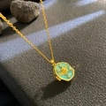 Goldenes achteckiges Medaillon mit blauem Emaille-Engelrelief und kleinen weißen Kristallen - Grüne Basis Kleiner Engel Stil