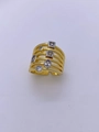 Dettaglio macro di anello dorato a più strati con cristalli misti e fascia regolabile - Aperto Regolabile / Stile avvolgente con pietre multiforma (Anello bicolore 2)