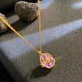 Vintage goldene Halskette mit lila Emaille-Engelsanhänger und funkelnden Zirkonia-Akzenten - Violette Basis Kleiner Engel Stil