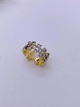 Vista macro di un anello geometrico bicolore con pavé di cristalli scintillanti - Aperto Regolabile / Stile Geometrico a Scacchiera Traforato (Anello Bicolore 4)