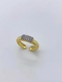 Anello dorato regolabile con micro-pavé di zirconi e superficie con texture a coste - Anello-Oro Bicolore