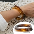 Bracelet jonc vintage en résine ambre avec motif écaille de tortue géométrique irrégulier - Style Géométrique Irrégulier (2945) / Diamètre Intérieur 6,5 cm / Ambre