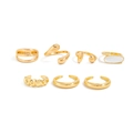 Detalle del juego de 7 anillos dorados con formas de lava líquida y diseño geométrico - Estilo Dorado (6363)