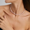 Detail van boho-ketting met witte parels, roze natuursteen en gouden kralen om de nek - Roze Gebroken Steen Parel Stijl (7333)