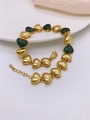 Détail d'un bracelet à maillons cœur plaqué or 18 carats et zircons verts - Zircon Vert - Or
