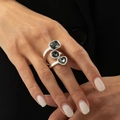 Anello in argento con pietre acriliche scure di forma rettangolare, tonda e a cuore - Stile Intarsiato a Tripla Pietra Irregolare (0969)