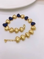 Détail d'un bracelet en forme de cœur doré avec des maillons en zircon bleu alternés - Zircon Bleu - Couleur Or