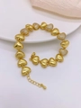 Vue détaillée du bracelet cœur plaqué or 18 carats avec zircons et fermoir mousqueton - Zircon Blanc - Couleur Or