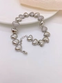 Détail du bracelet cœur argenté avec surfaces polies et pavage de zircons scintillants - Zirconium Blanc - Ton Argent