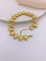 Vue détaillée du bracelet à maillons cœur plaqué or 18 carats avec finition polie miroir - Or Brillant