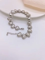 Vue détaillée du bracelet à maillons en forme de cœur argenté avec fermoir réglable - Blanc Brillant