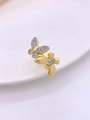 Detaillierte Makroansicht des goldenen Schmetterlingsrings mit Zirkonia-Pflasterung - Doppelschicht Überlappender Schmetterling Stil (Ring A)