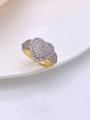 Dettaglio macro di un anello a cuore placcato oro con zirconi incastonati e finitura lucida - Stile Pavé a Tre Cuori (Anello 01) / Oro