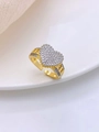 Dettaglio macro dell'anello a cuore con pavé di zirconi e finitura in metallo bicolore - Stile geometrico a cuore bicolore (Anello 02) / Due colori