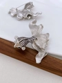 Elegante broche de pez plateado con circonitas brillantes y detalles de metal cepillado - Base de Plata Circón Blanco