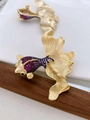 Elegante broche de pez dorado con circonitas púrpuras y acabado metálico detallado - Base de Oro Circón Multicolor
