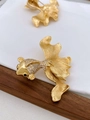 Lujoso broche de pez dorado con incrustaciones de circón brillante y ojos de gema negra - Oro Circona Blanca