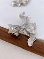 Eleganter silberner Goldfisch-Brosche mit weißen Zirkon-Inlays und strukturierten Flossen - Silberfarben Klarer Zirkonia