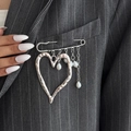 Broche cœur argentée style lave liquide avec perles et chaînes sur un blazer gris chic - Argenté