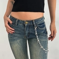 Detail van zilveren jeansketting met ster- en parelhangers aan een blauwe denim - Ster Kraal Drielaagse Stijl (1993)
