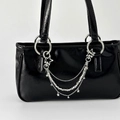 Bolso de mano negro brillante con cadenas punk plateadas y colgantes en forma de estrella - Estilo Plateado (0096)