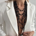 Collana lunga multistrato con perle di resina nera lucida e catene metalliche dorate - Oro + Nero (7498)
