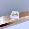 Detailansicht goldener Schildkröten-Ohrstecker mit Zirkonia-Inlay in einem kleinen Etui - Gold Kleiner Schildkröte Stil