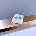 Detailansicht der funkelnden Sonnenstrahl-Ohrstecker mit Zirkonia in vergoldetem Stahl - Goldener Sonnenschein