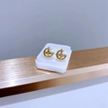 Nahaufnahme von goldenen Halbmond- und Kreuzohrringen mit funkelnden Zirkonia-Steinen - Gold Mond Stern