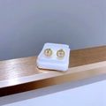 Goldener Blumenohrstecker mit Zirkonia-Steinen in einer weißen Geschenkbox aus Plastik - Gold Rundes Vierblättriges Kleeblatt Stil