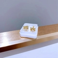 Nahaufnahme der herzförmigen Kristallohrringe mit Goldschleife und Schraubverschluss - Gold Funkelndes Herz Zirkonia Stil / Gold