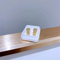 Detailansicht der goldenen Comic-Mädchen-Ohrstecker mit weißen Zirkonen in der Displaybox - Goldene Prinzessin