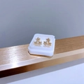 Detail goldener Blumenohrstecker mit drei Clustern aus schimmerndem weißem Zirkonia - Gold Drei Blumen Stil