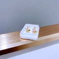 Detailansicht goldener Ohrstecker mit tropfenförmigem Zirkon und Blütenblatt-Akzent - Gold Herz