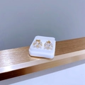 Detail goldener Ohrstecker mit marquise-geschliffenen Zirkonia im Blattdesign auf Ständer - Gold Marquise Triple Zirkonia Stil