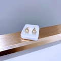 Detailansicht goldener Ohrringe aus Titanstahl mit Zirkon-Inlay in Geschenkbox - Hohler Wassertropfen / Gold Glatt Creolen