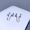 Detail von Silbernen Ketten-Ohrringen mit Strass-Blumen und Schraubverschluss - Blumen Doppelpiercing / Silber