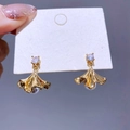 Modische goldene Ginkgoblatt-Ohrringe mit lila Zirkon und weißen Perlenperlen - Gold
