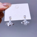 Ohrringe mit Ginkgoblatt-Quaste, glänzendem Zirkon und zarter violetter Perle - Silber