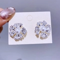 Elegante Blumenstecker mit Zirkonia-Blütenblättern und einer zentralen Kunstperle. - Silber