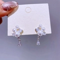Elegante Silberohrringe mit Wassertropfen-Zirkonia und Clustern aus weißen Perlen - Silber