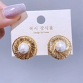 Elegante goldene Ohrstecker mit Baumwollperlen und strahlenförmiger Metallstruktur - Gold Übertriebener Rundscheiben Stil / Gold